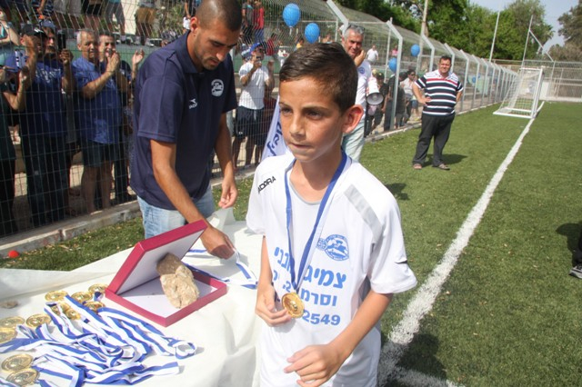  بالفيديو: توزيع الميداليات على لاعبي أولاد مكابي يافا بعد فوزهم ببطولة الكأس